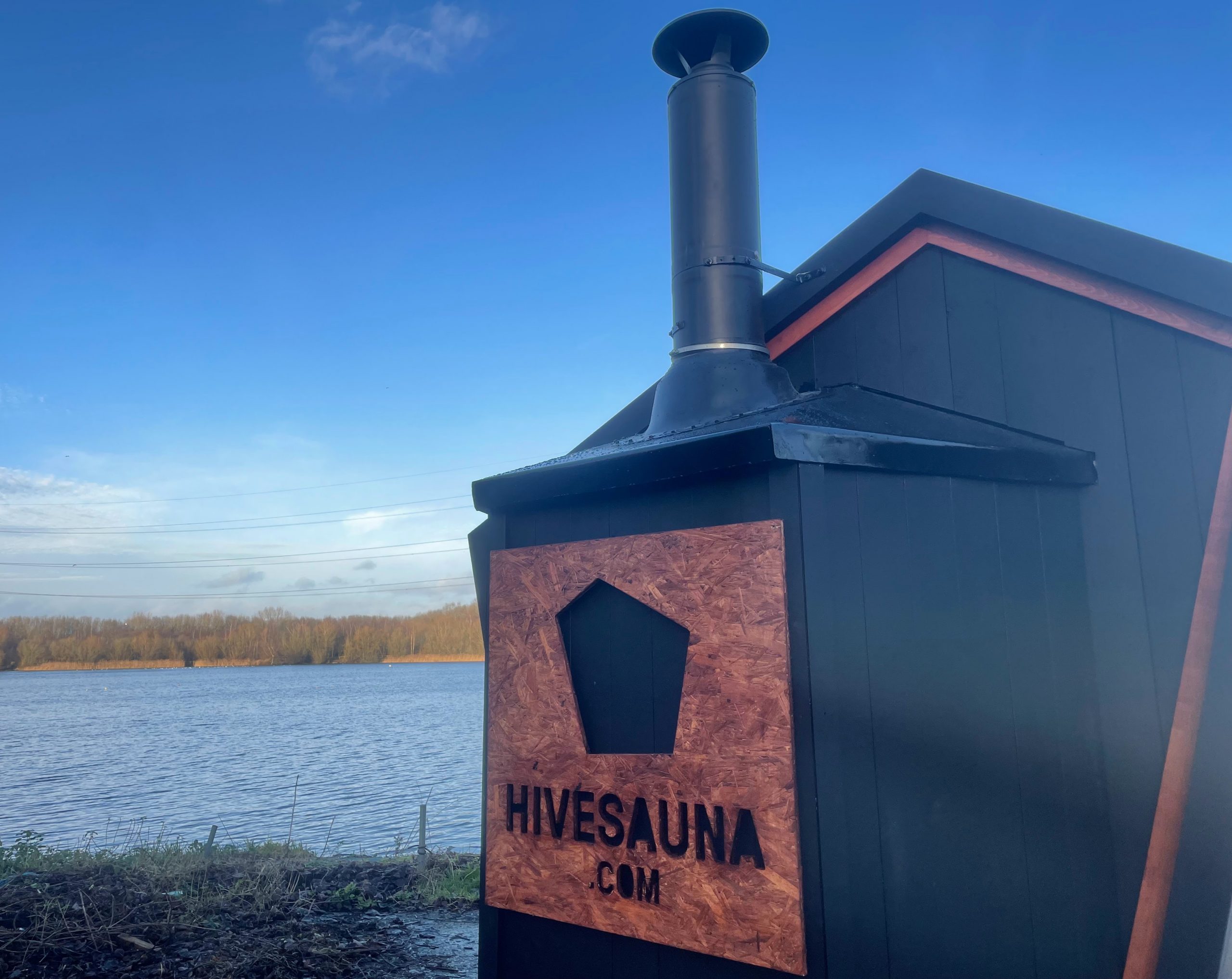 HIVESAUNA outdoor sauna, on a lake.