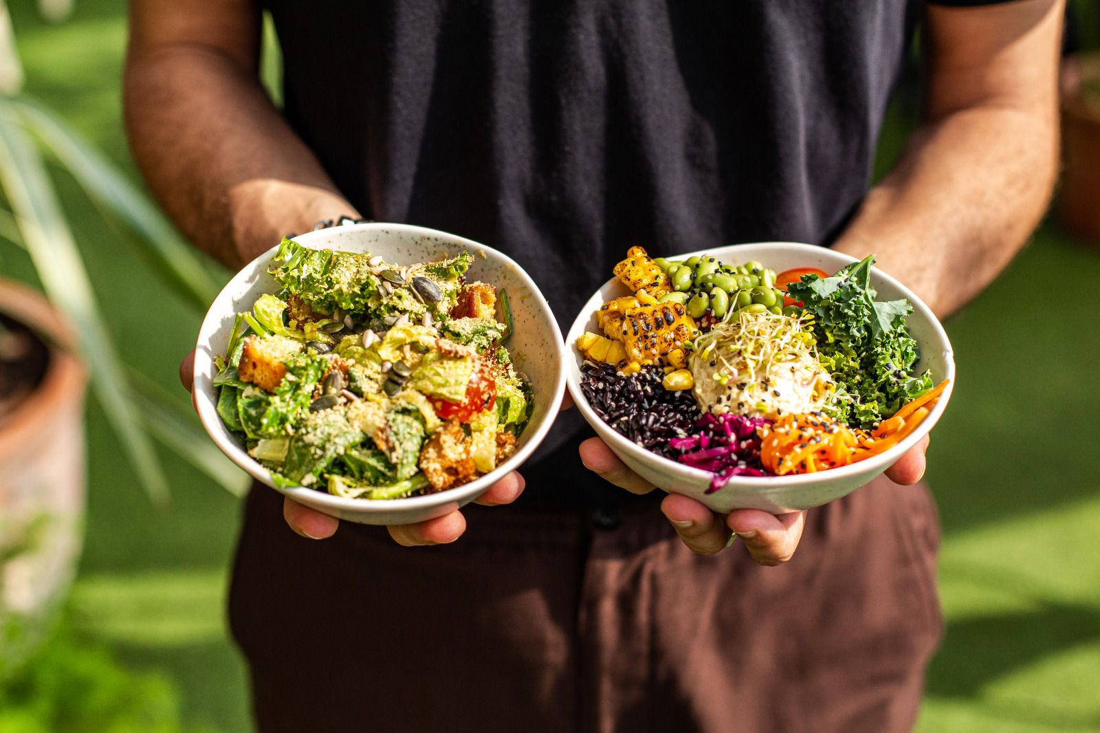 A man shows the fresh, healthy contents of two Bondi Bowls